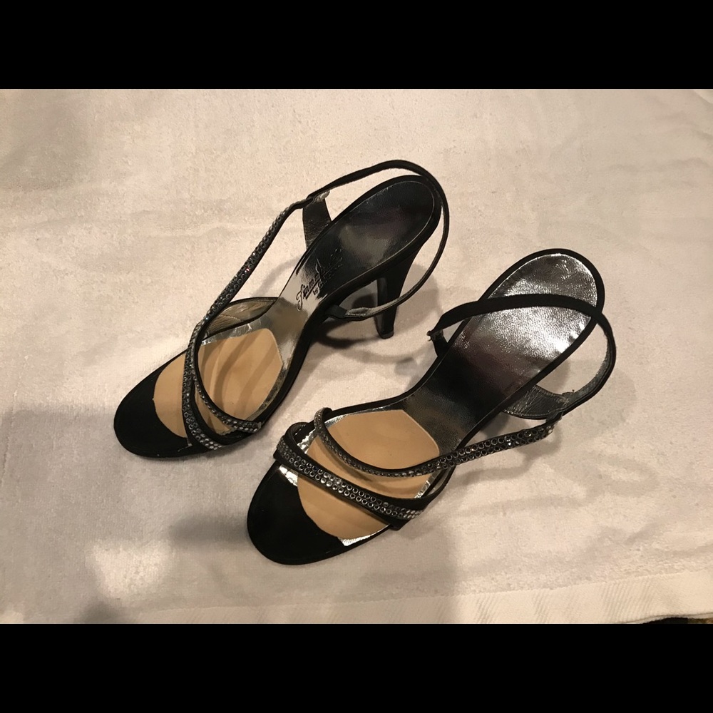 BLACK SILK SANDAL EVENING SHOE.
